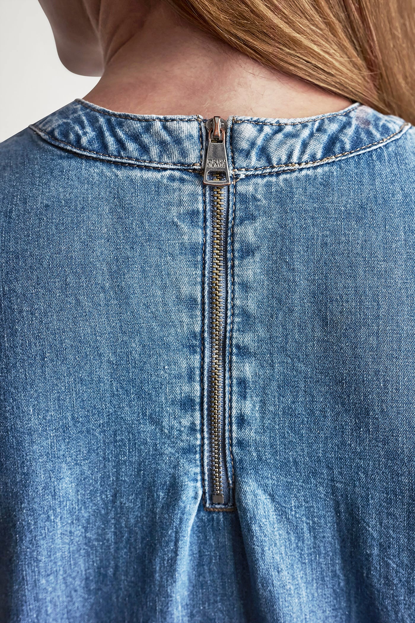 SLEEVELESS DENIM TOP