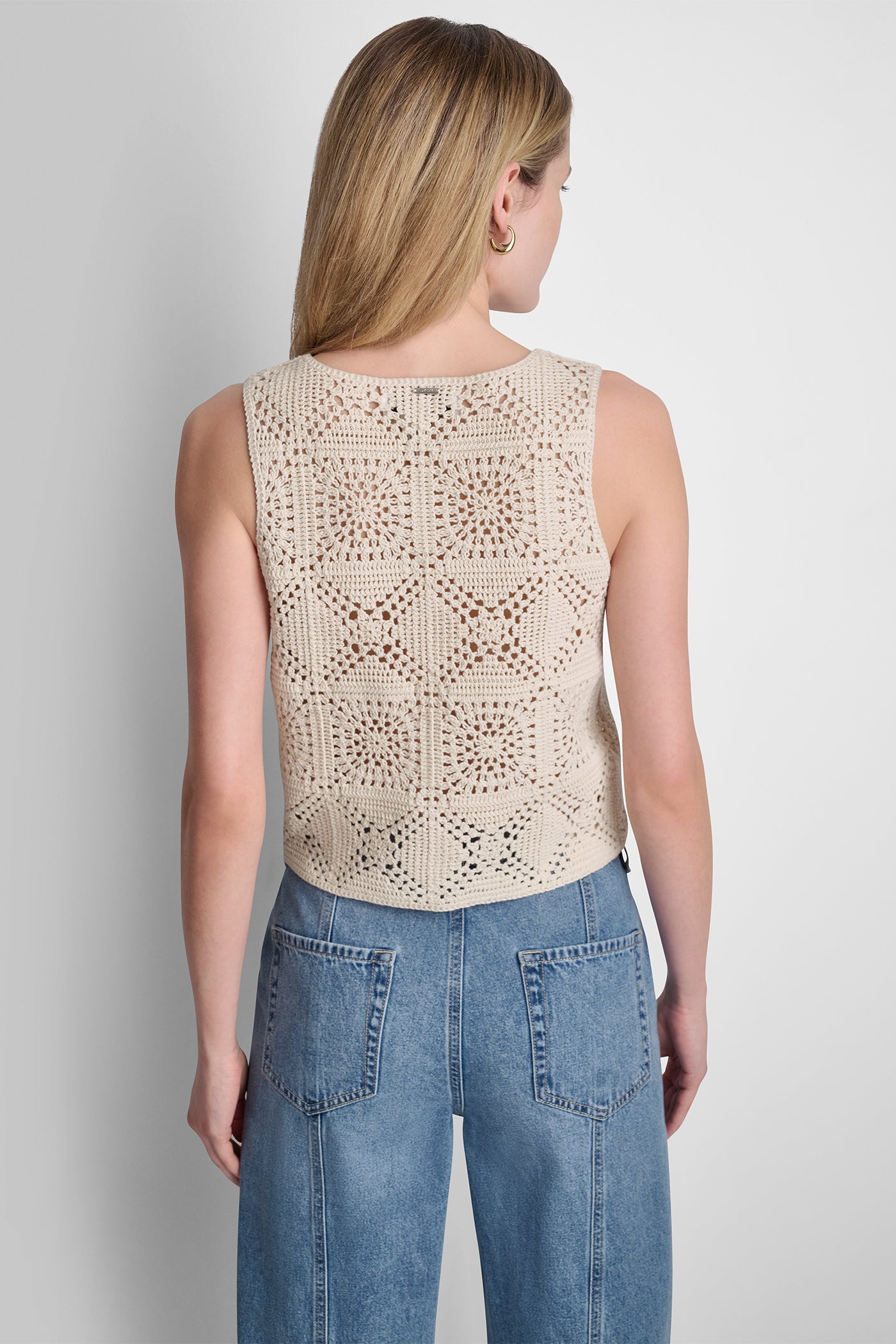 SLEEVELESS CROCHET SQUARE SWEATER