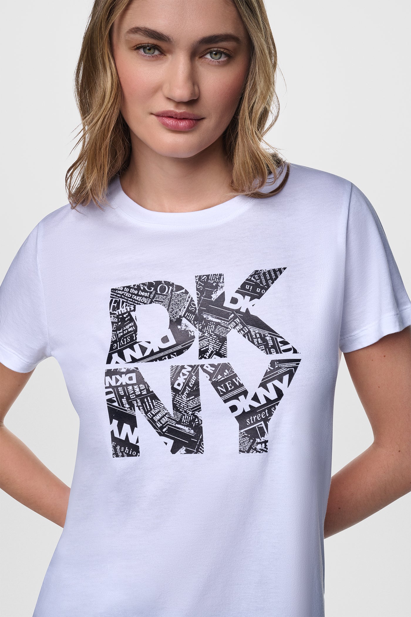 NEWSPRINT DKNY STACKED LOGO TEE